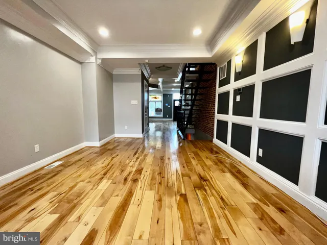 a bed room with a bed