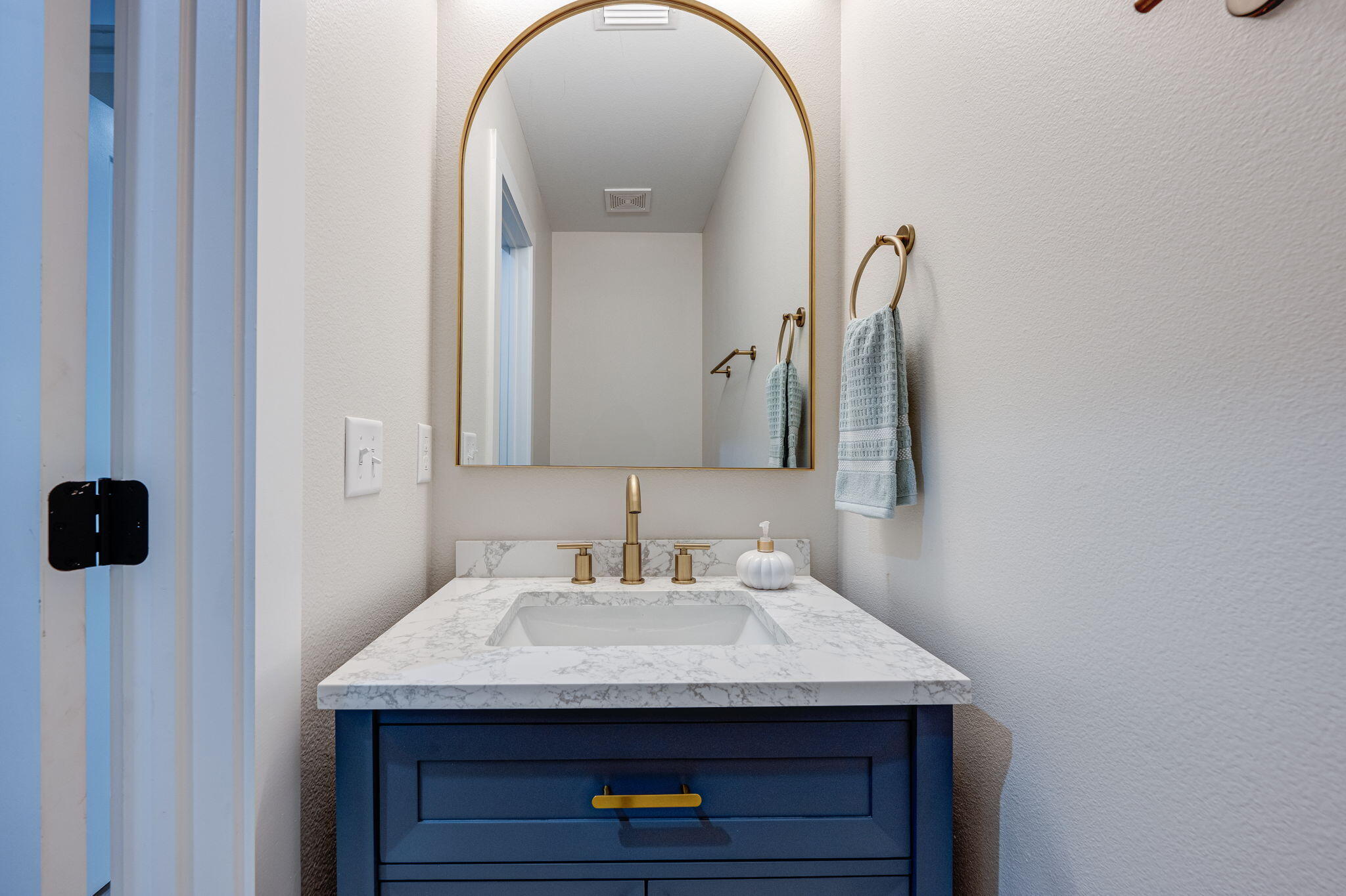 89 Spring Hill Road DeFuniak Springs, FL 32433 - Photo 55 of 73 a bathroom with a sink and a mirror