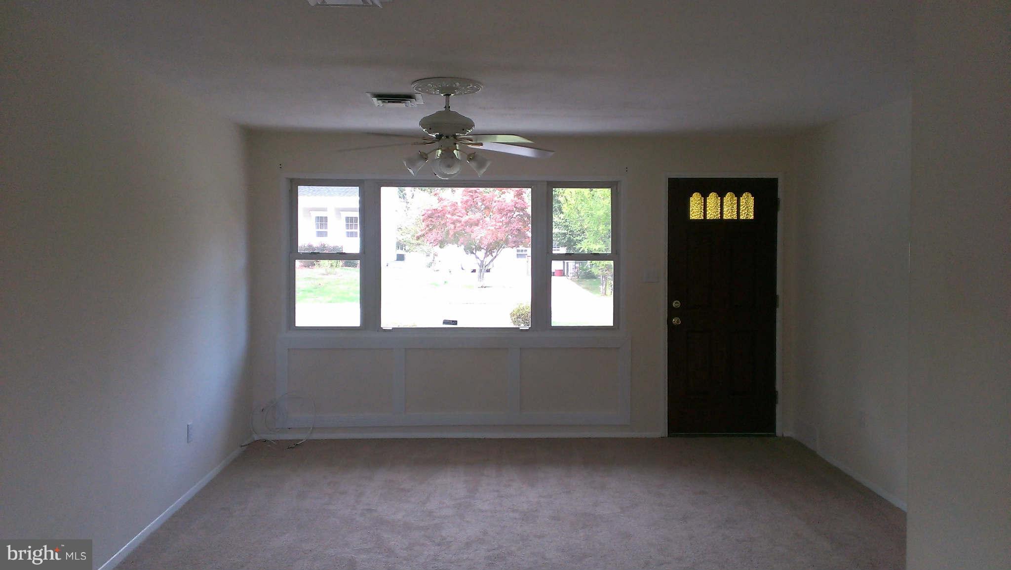 4609 Roundhill Road Alexandria, VA 22310 - Photo 7 of 16 Living Room