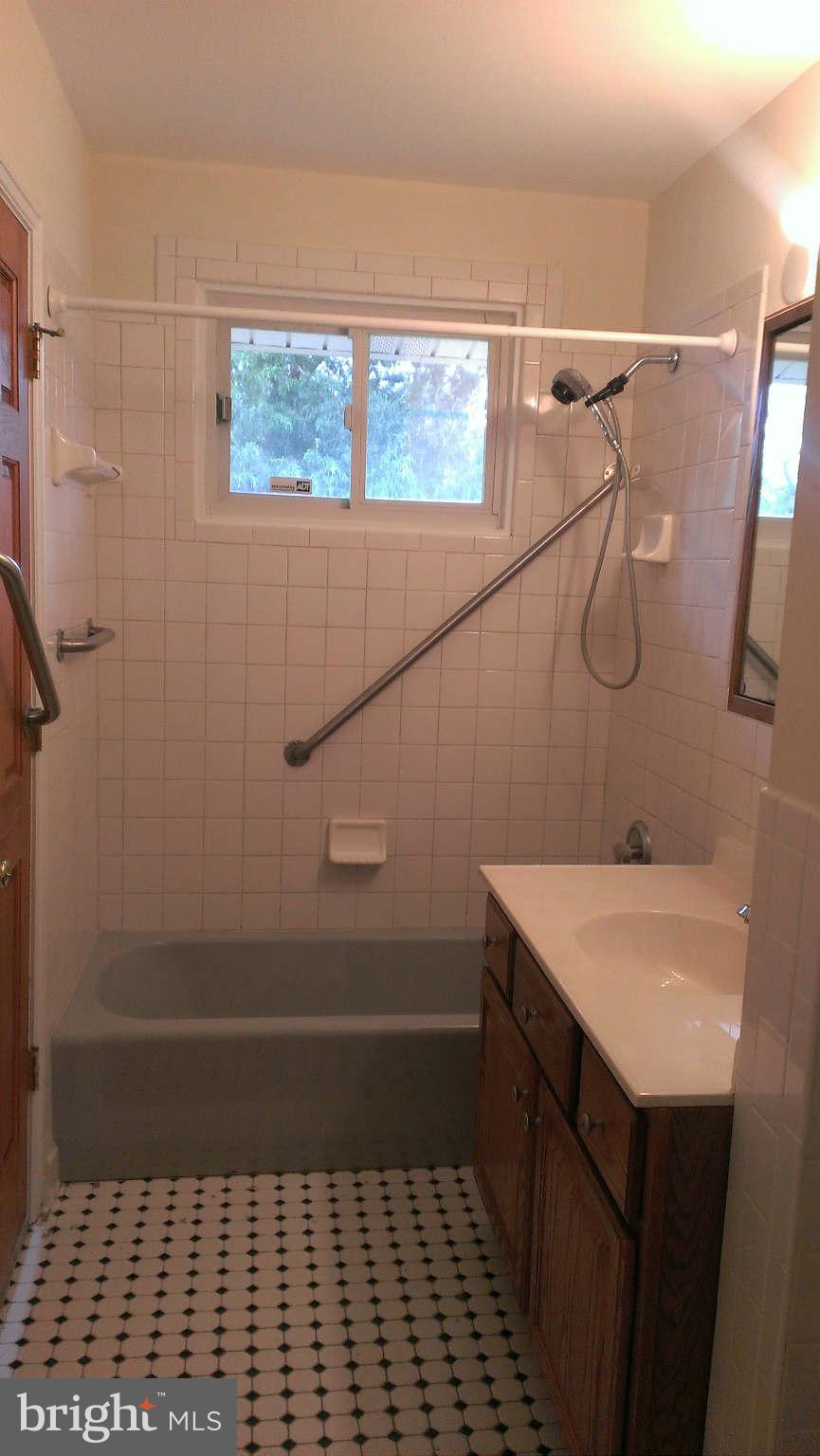 4609 Roundhill Road Alexandria, VA 22310 - Photo 10 of 16 Bath
