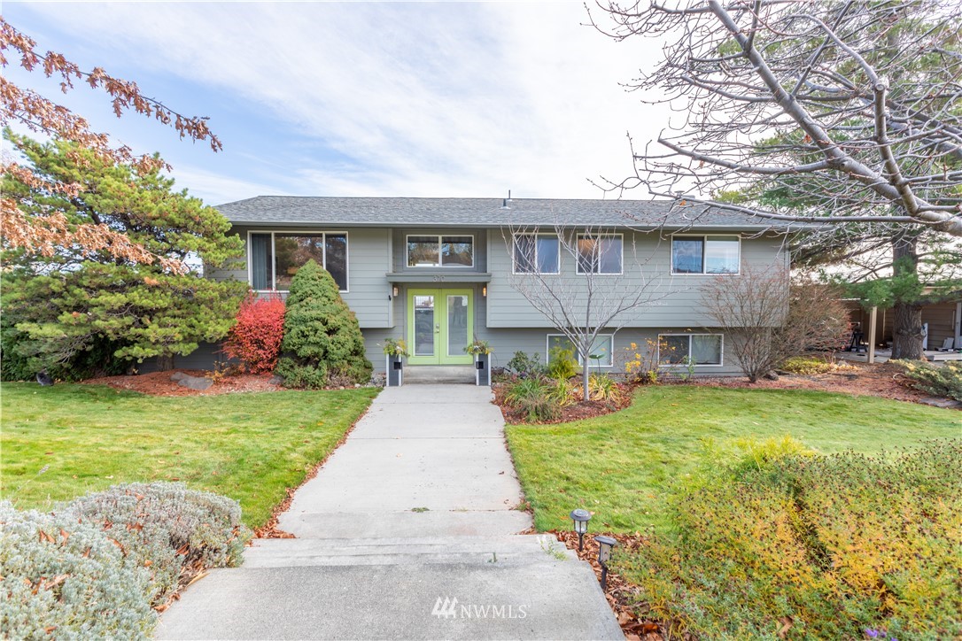 370 Statter Road Ephrata, WA 98823 - Photo 1 of 39 a front view of a house with a garden and plants