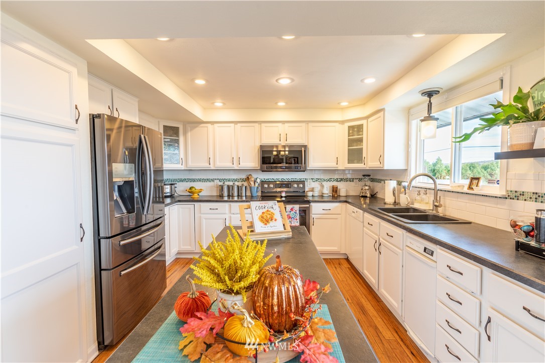 370 Statter Road Ephrata, WA 98823 - Photo 14 of 39 a kitchen with stainless steel appliances granite countertop a refrigerator and a sink