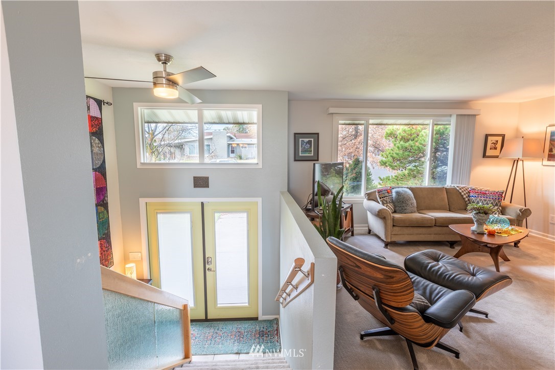 370 Statter Road Ephrata, WA 98823 - Photo 22 of 39 a living room with furniture and a window