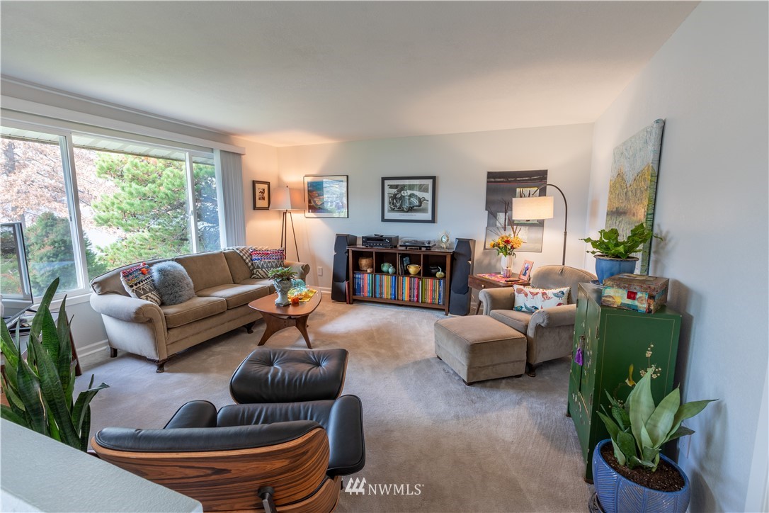 370 Statter Road Ephrata, WA 98823 - Photo 23 of 39 a living room with furniture and a large window