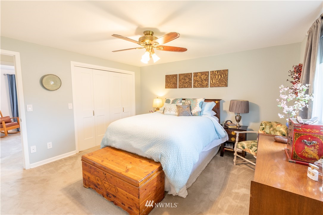 370 Statter Road Ephrata, WA 98823 - Photo 29 of 39 a bedroom with a bed and window