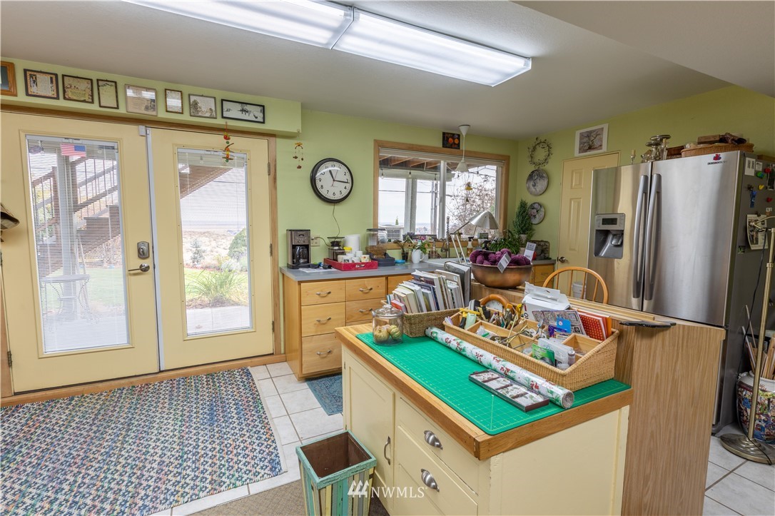 370 Statter Road Ephrata, WA 98823 - Photo 35 of 39 a living room with furniture and a window