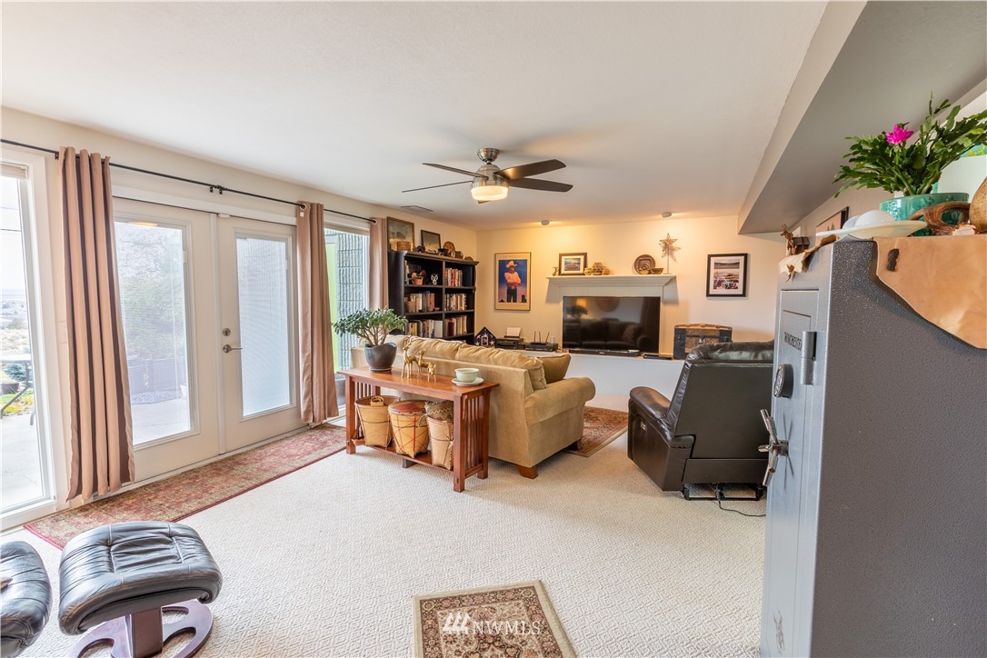 370 Statter Road Ephrata, WA 98823 - Photo 36 of 39 a living room with furniture and a flat screen tv