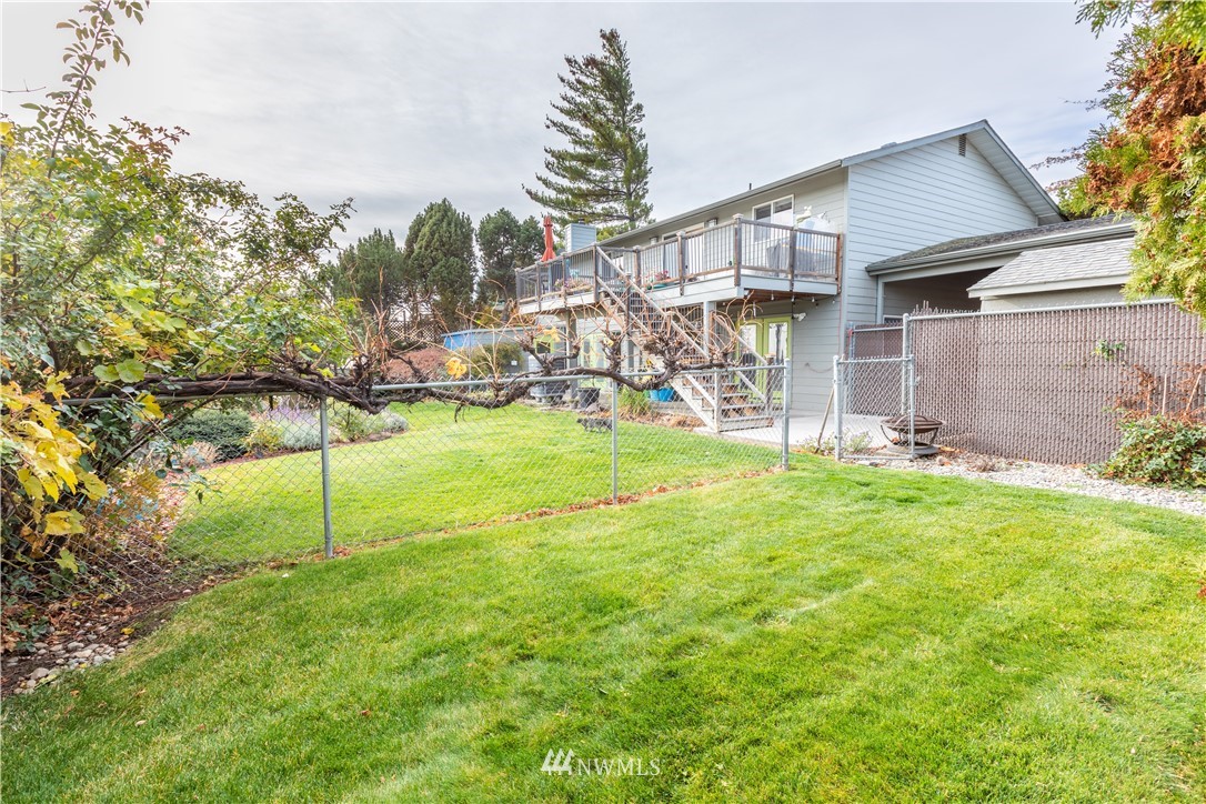 370 Statter Road Ephrata, WA 98823 - Photo 5 of 39 a view of a house with a yard