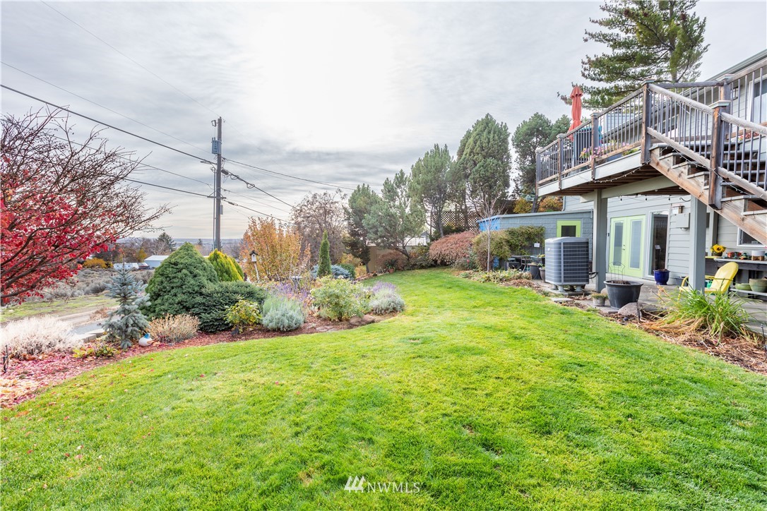 370 Statter Road Ephrata, WA 98823 - Photo 7 of 39 a view of a house with yard and a garden
