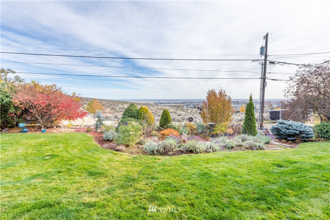 370 Statter Road Ephrata, WA 98823 - Photo 8 of 39 a view of a yard
