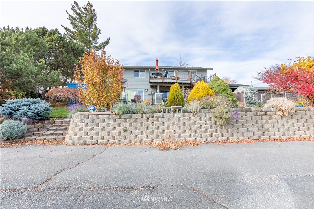370 Statter Road Ephrata, WA 98823 - Photo 9 of 39 a view of outdoor space and garden