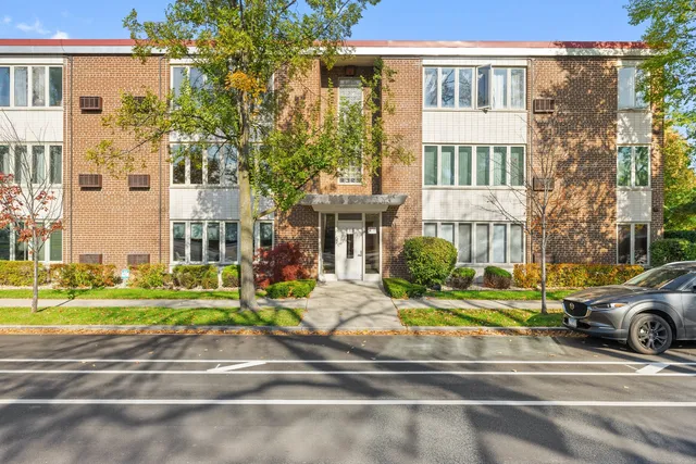$177,000 | 701 Busse Highway, Unit 1A, Park Ridge, IL 60068