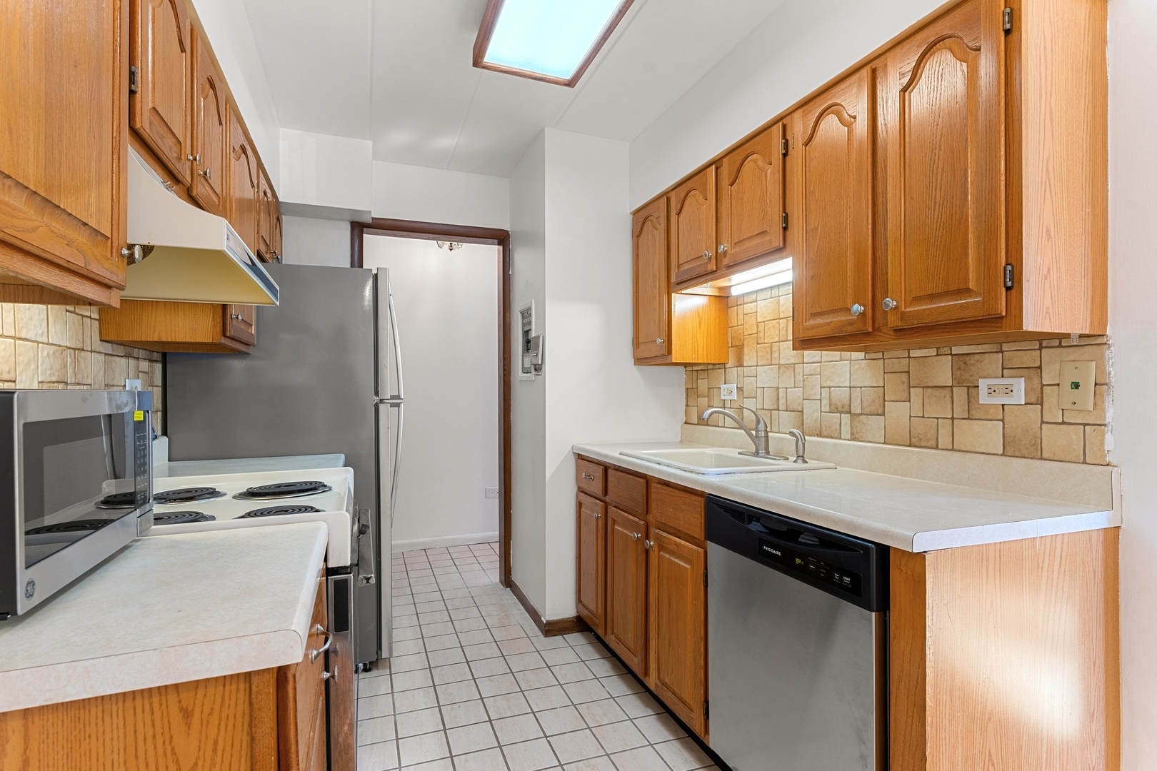 701 Busse Highway, Unit 1A Park Ridge, IL 60068 - Photo 4 of 8 a kitchen with a sink stove and refrigerator