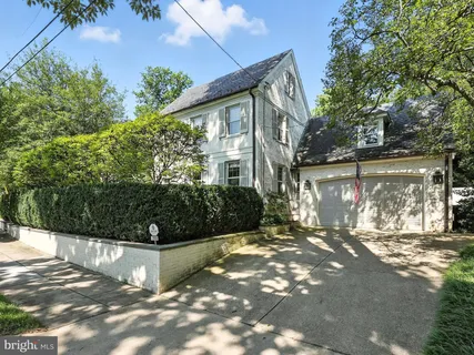 a view of a back yard of the house