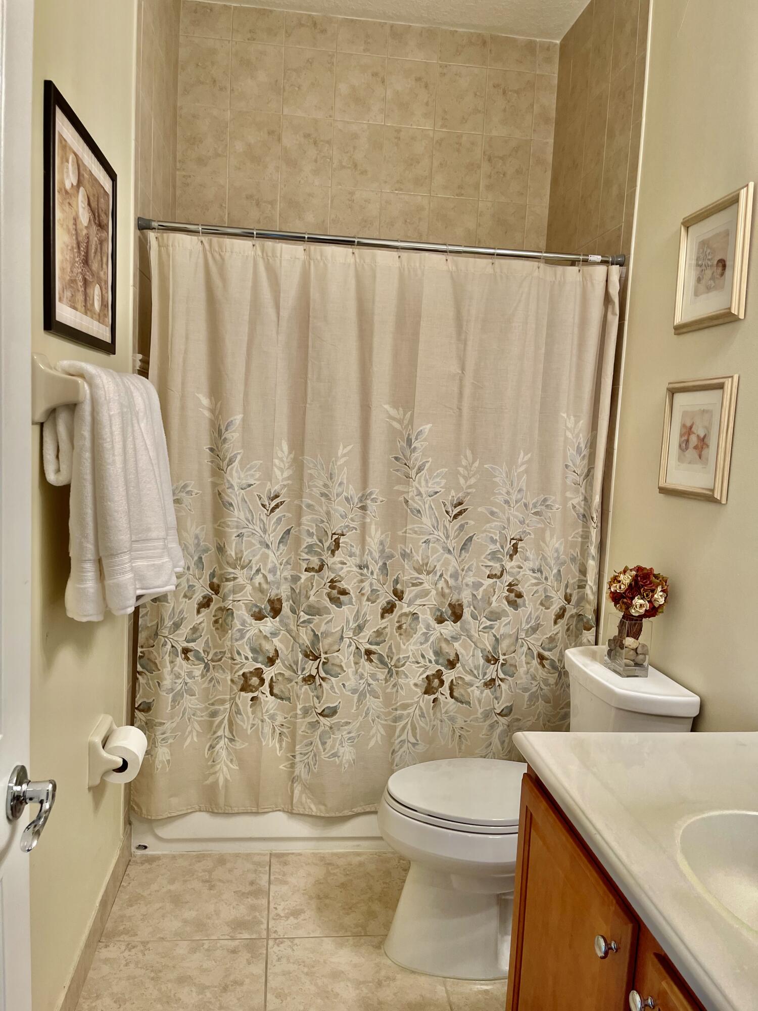 107 Mulligan Place Jupiter, FL 33458 - Photo 29 of 43 Bathroom upstairs