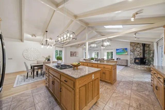 a view of a house with backyard