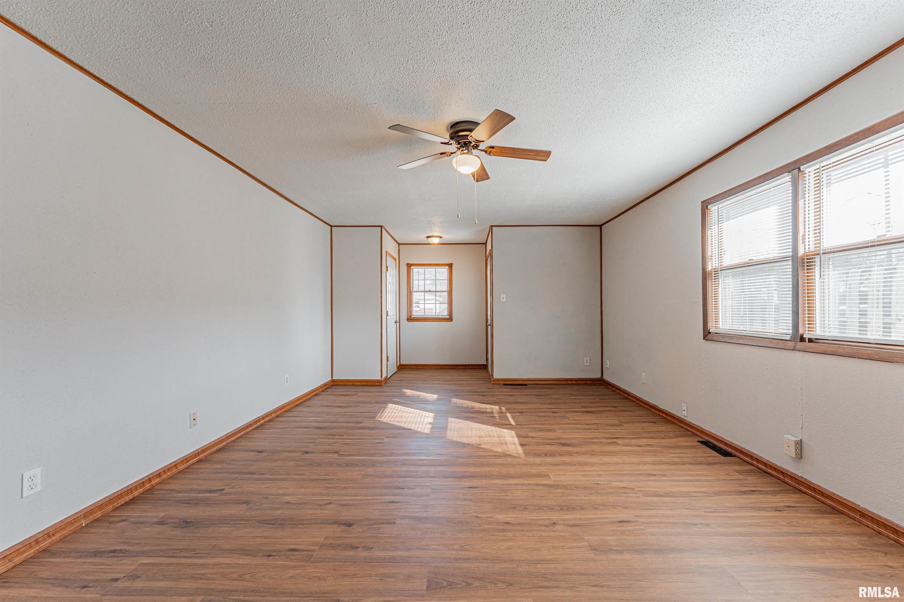 95 Gavin Street Lincoln, IL 62656 - Photo 3 of 23