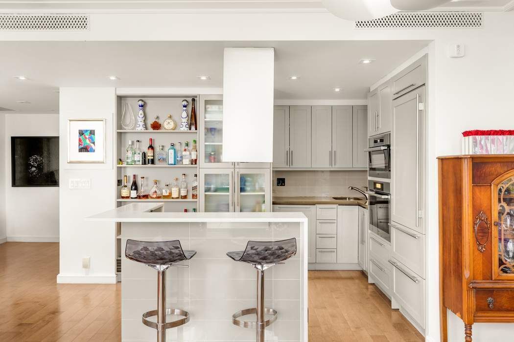 188 East 70th Street, Unit 10D Manhattan, NY 10021 - Photo 5 of 14