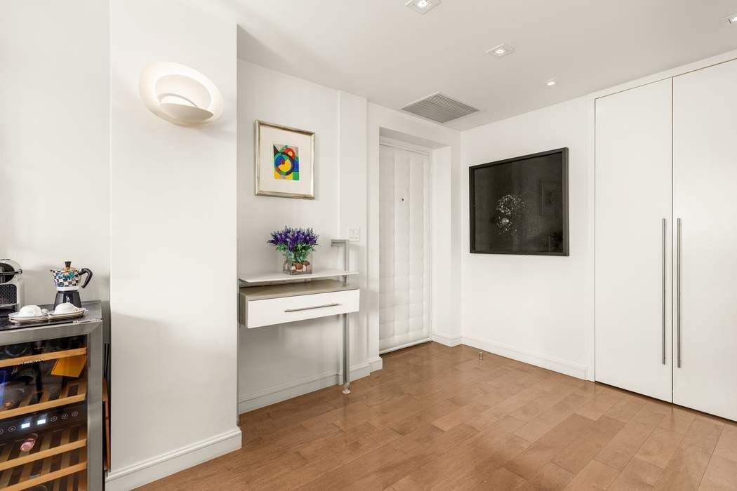 188 East 70th Street, Unit 10D Manhattan, NY 10021 - Photo 6 of 14