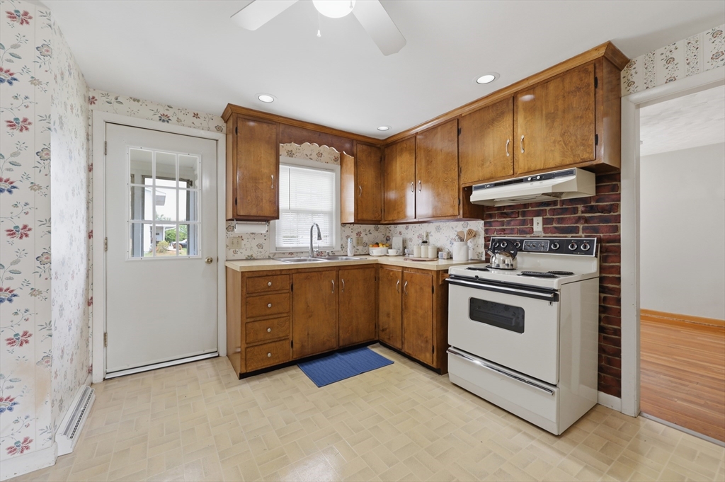 20 Elaine Street Webster, MA 01570 - Photo 6 of 24