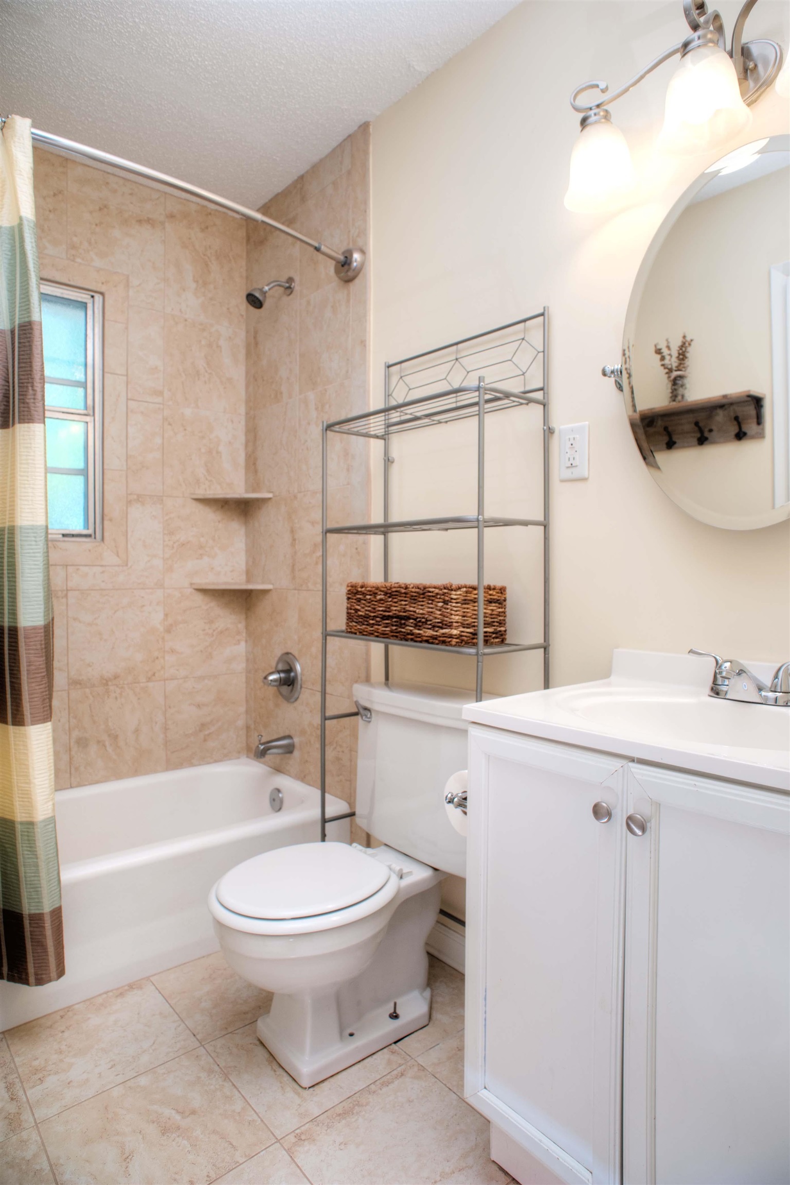 1612 Raymore Road Memphis, TN 38117 - Photo 10 of 17 a bathroom with a toilet a sink and a bathtub