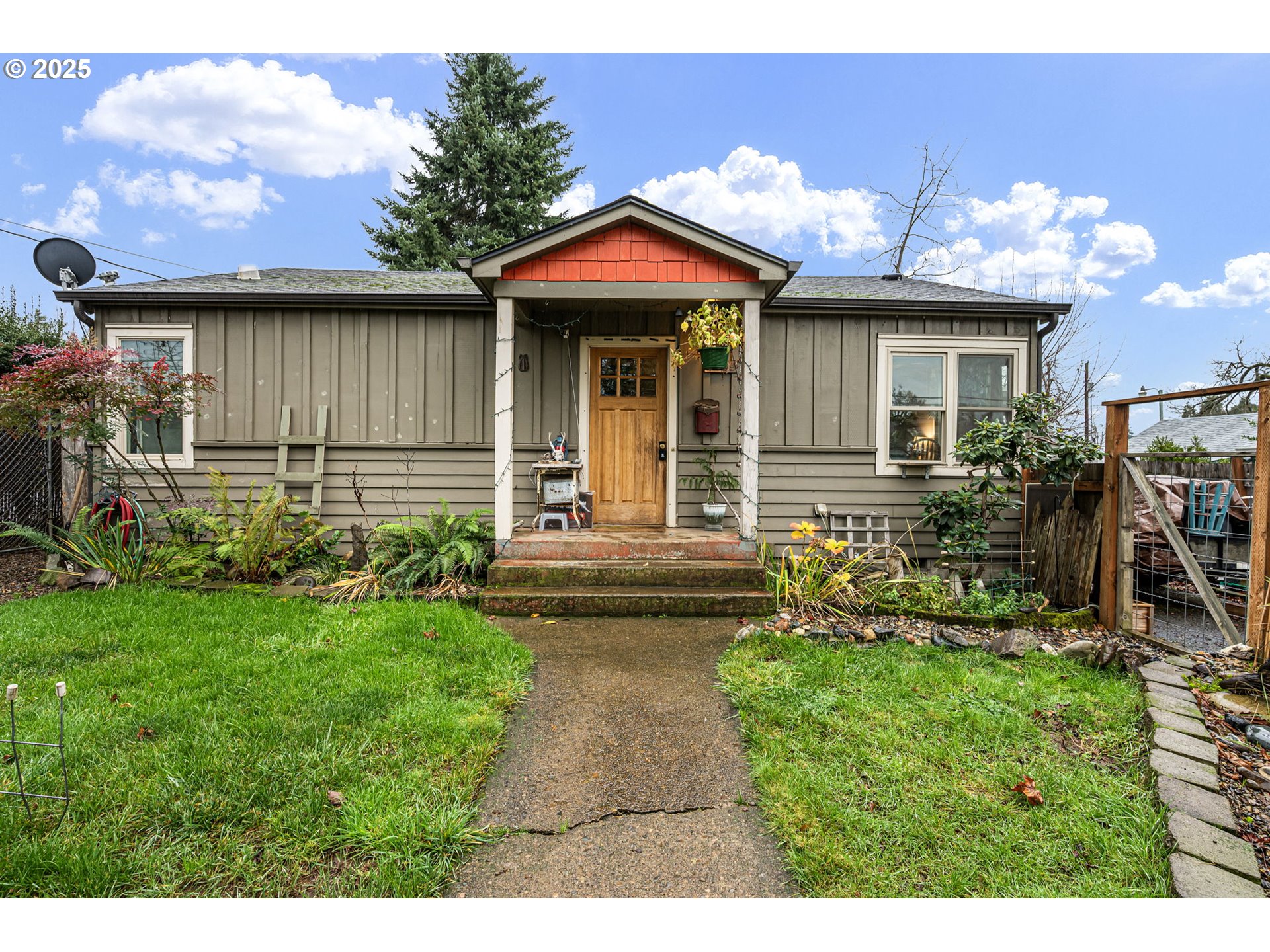 1425 East Madison Avenue Cottage Grove, OR 97424 - Photo 1 of 39 a front view of a house with garden