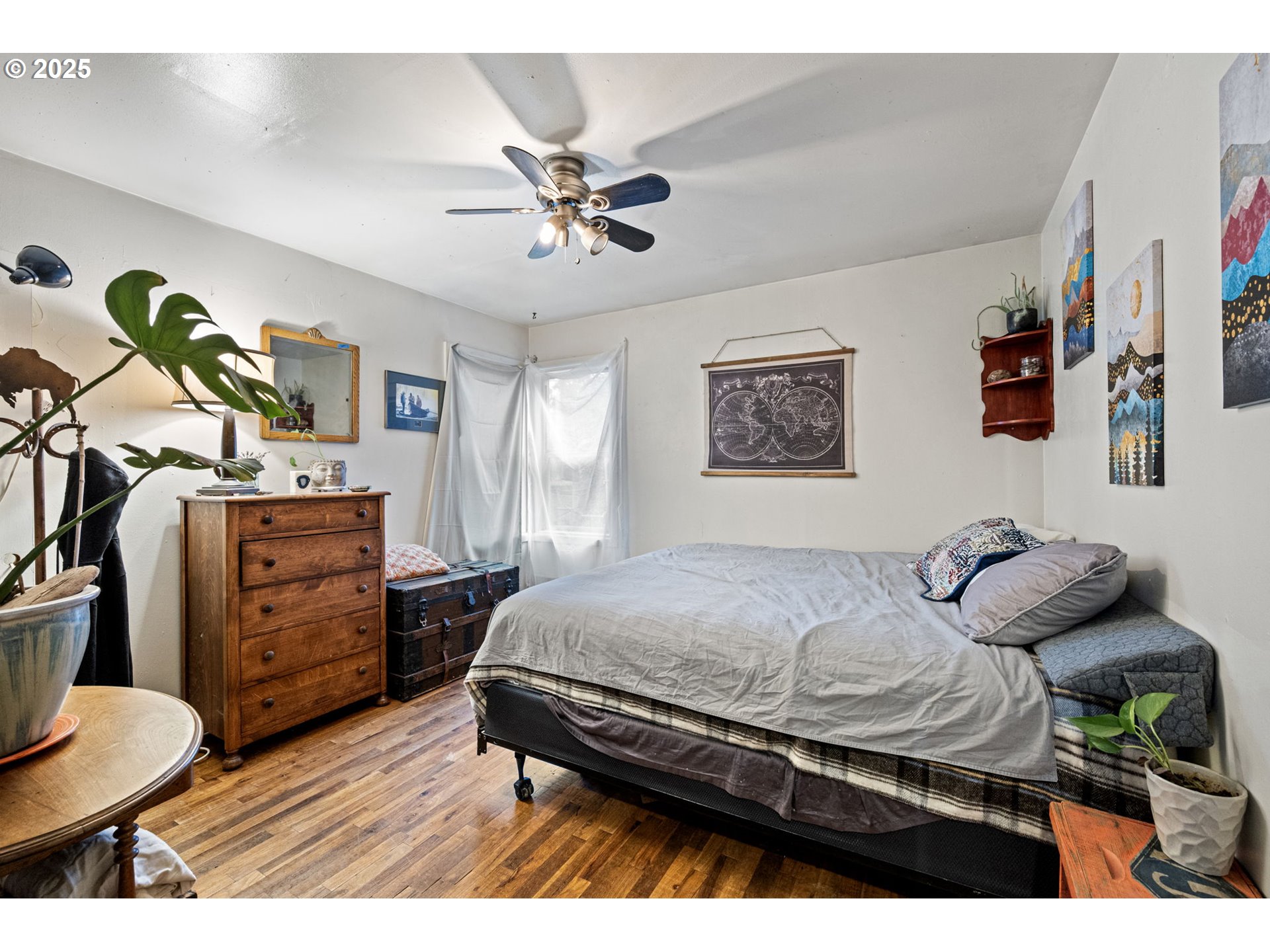 1425 East Madison Avenue Cottage Grove, OR 97424 - Photo 14 of 39 a bedroom with a bed and furniture