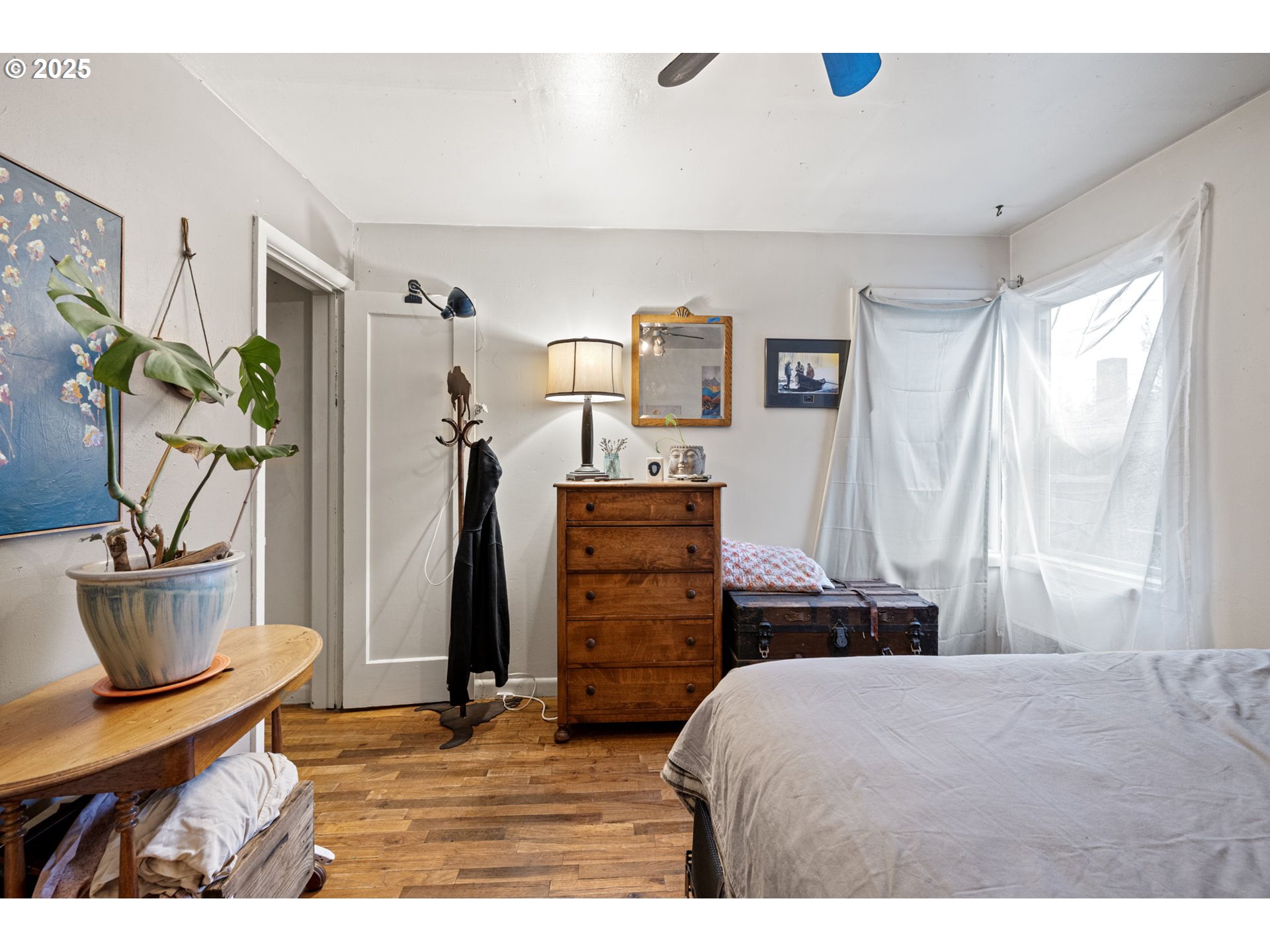 1425 East Madison Avenue Cottage Grove, OR 97424 - Photo 15 of 39 a bedroom with a bed and a dresser