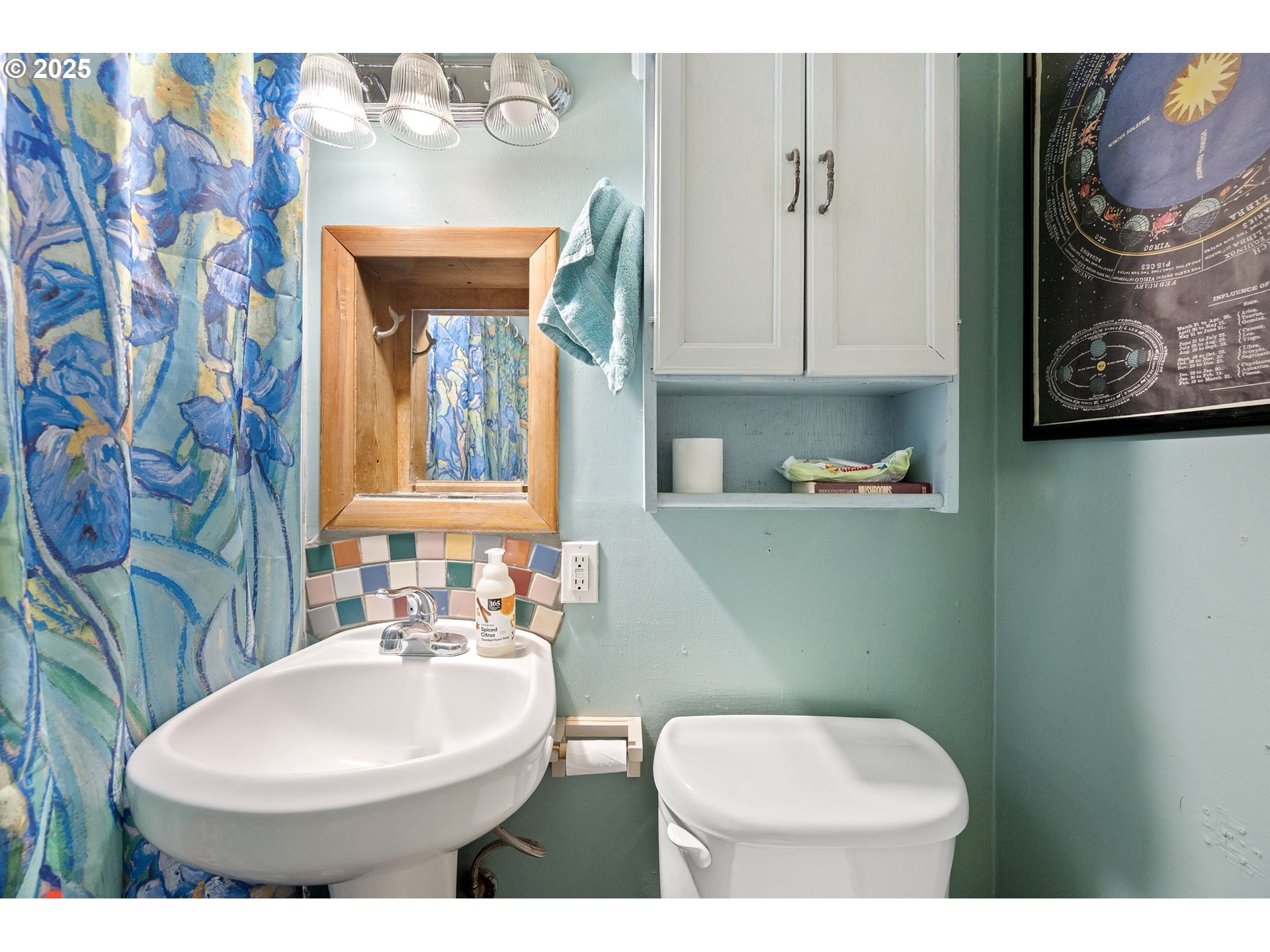 1425 East Madison Avenue Cottage Grove, OR 97424 - Photo 17 of 39 a bathroom with a toilet sink and mirror