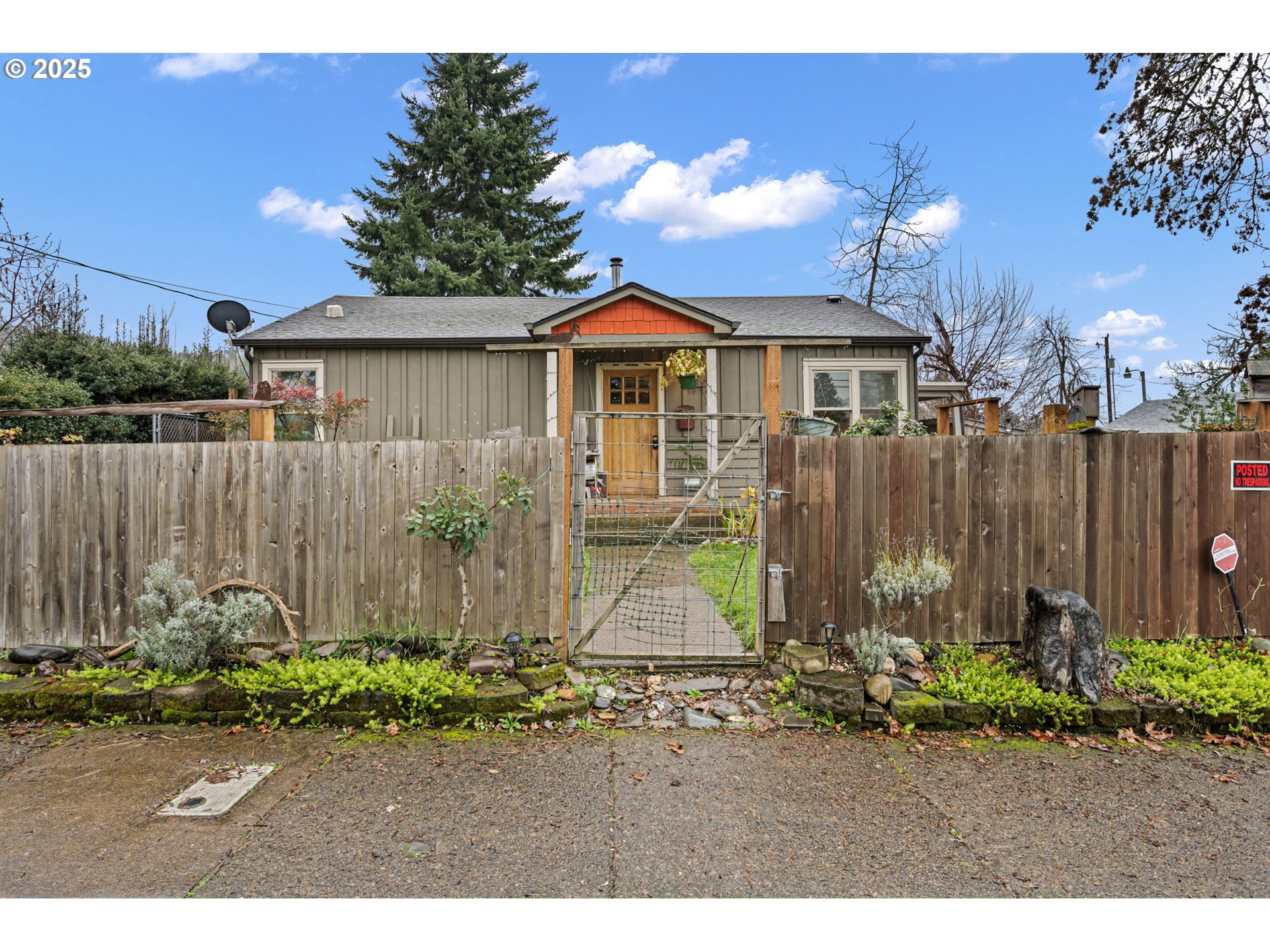 1425 East Madison Avenue Cottage Grove, OR 97424 - Photo 2 of 39 a front view of a house with a yard
