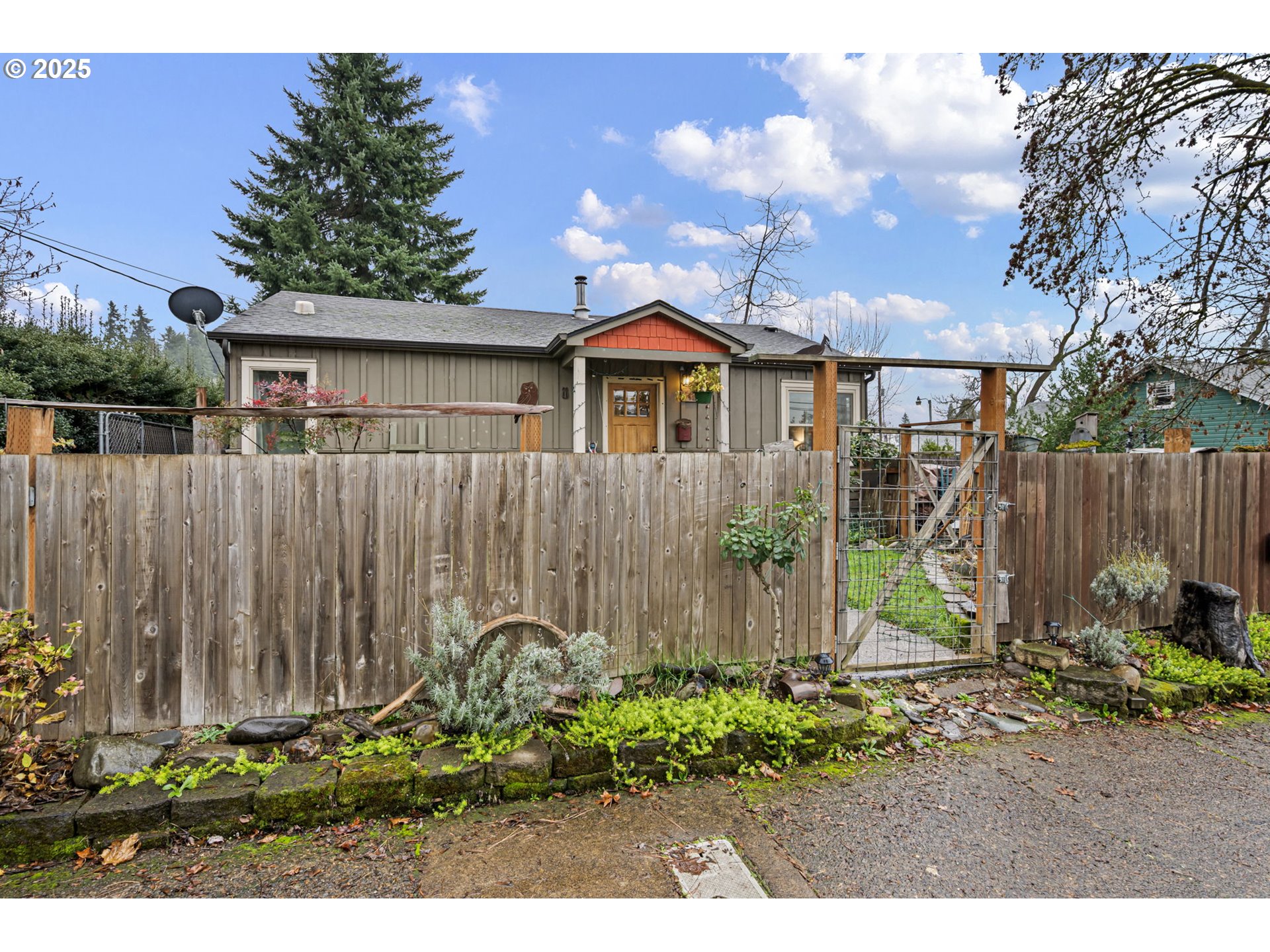1425 East Madison Avenue Cottage Grove, OR 97424 - Photo 30 of 39 a backyard of a house with lots of green space