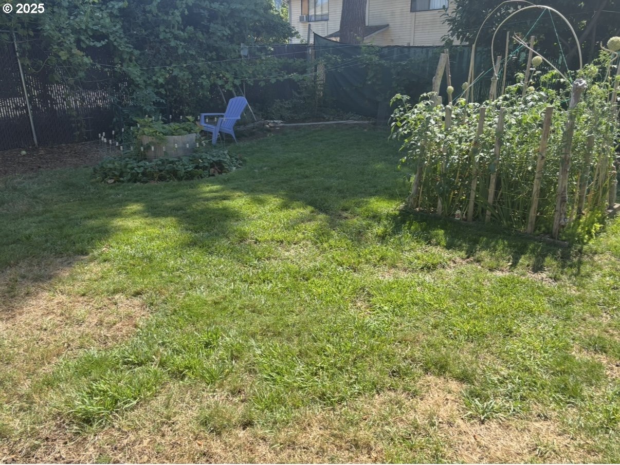 1425 East Madison Avenue Cottage Grove, OR 97424 - Photo 36 of 39 a backyard of a house with lots of green space
