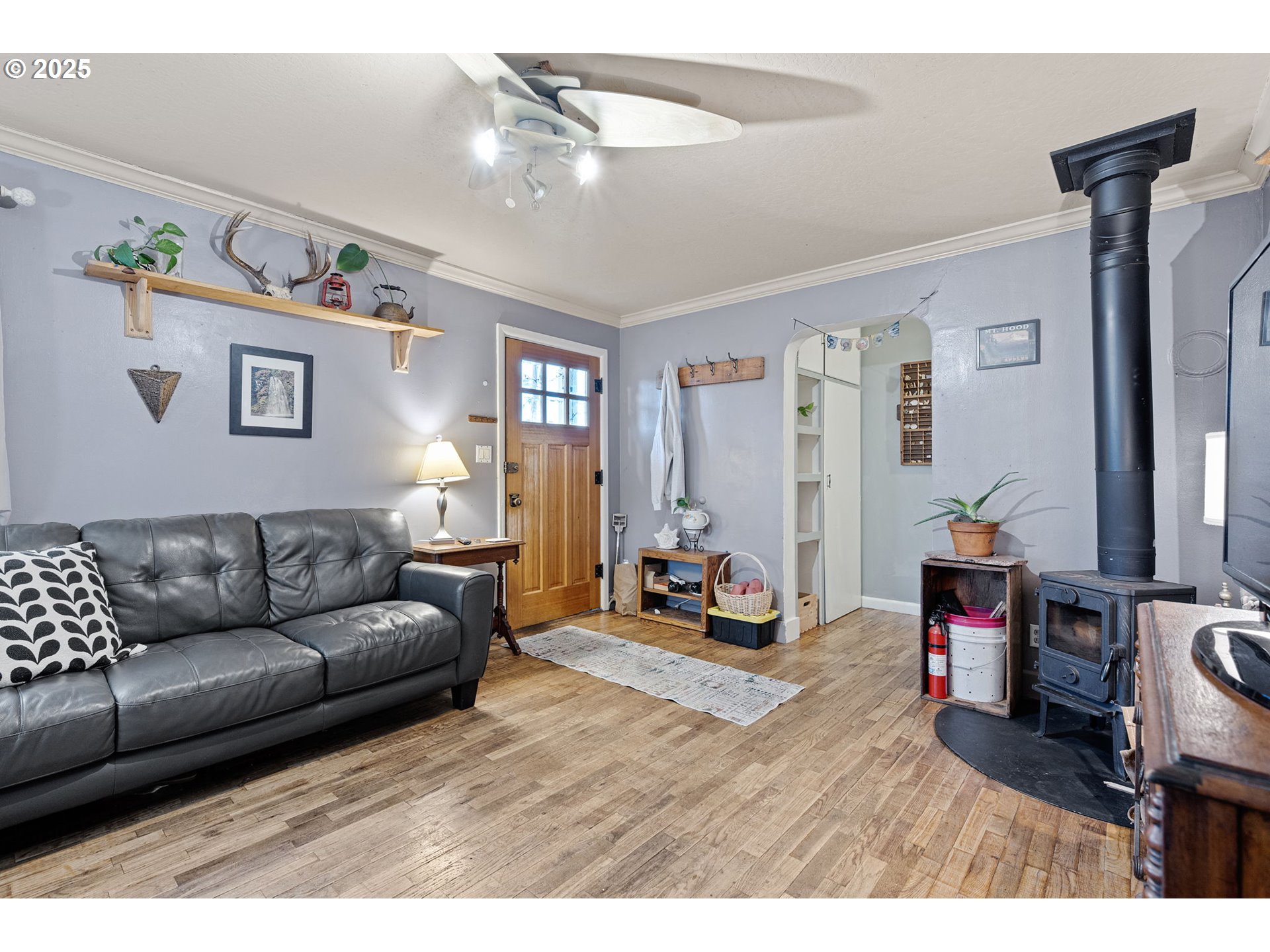 1425 East Madison Avenue Cottage Grove, OR 97424 - Photo 7 of 39 a living room with furniture and wooden floor