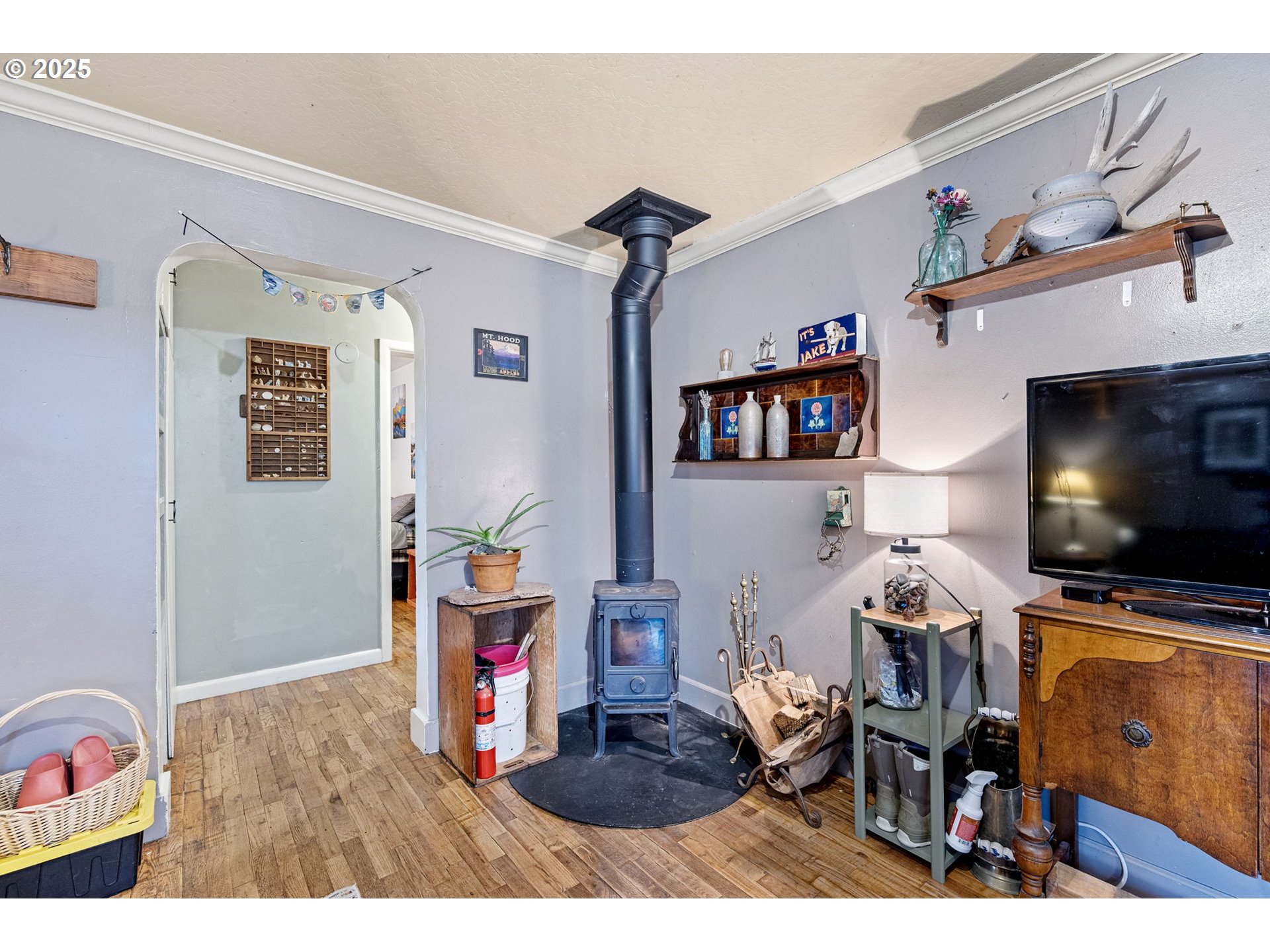1425 East Madison Avenue Cottage Grove, OR 97424 - Photo 8 of 39 a living room with furniture and a flat screen tv