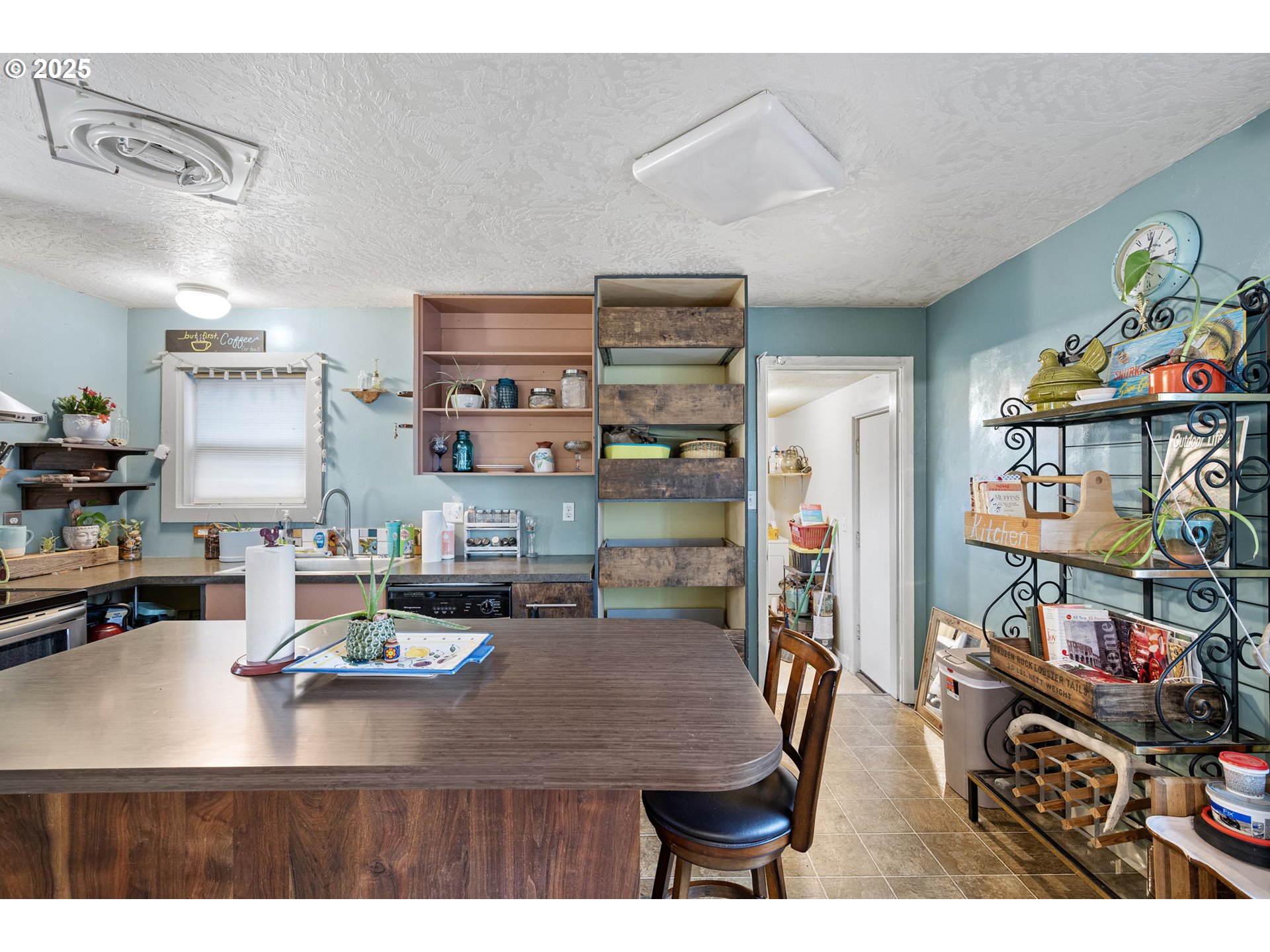 1425 East Madison Avenue Cottage Grove, OR 97424 - Photo 9 of 39 a view of a dining room with furniture