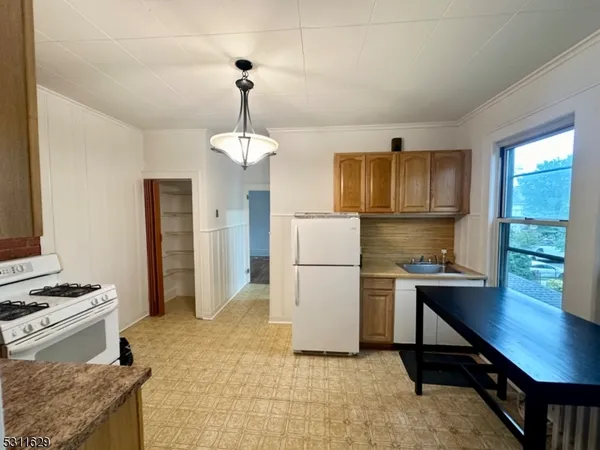 $2,400 | 4 Swaine Place, West Orange, NJ 07052