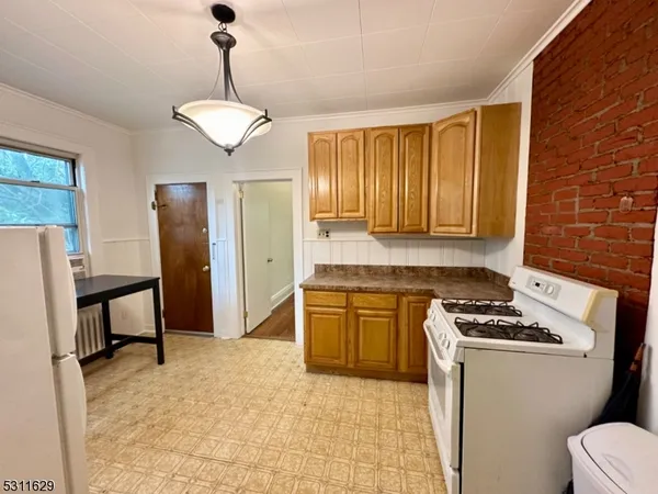 $2,400 | 4 Swaine Place, West Orange, NJ 07052