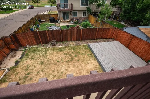 a view of a backyard