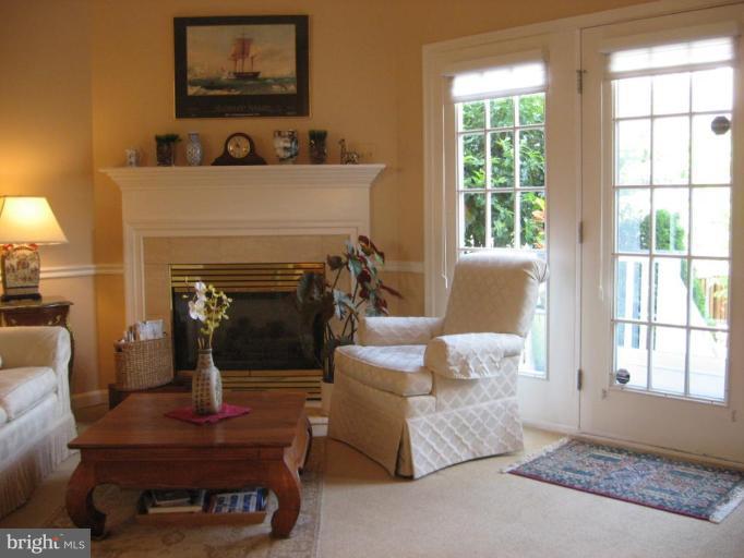 512 Tschiffely Square Road Gaithersburg, MD 20878 - Photo 10 of 17 Family Room/Main Level Living Room
