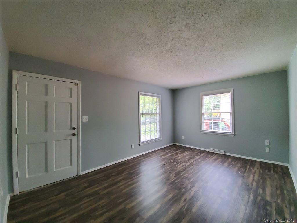 5924 Eastbrook Road Charlotte, NC 28215 - Photo 3 of 18 Gallery Image 3