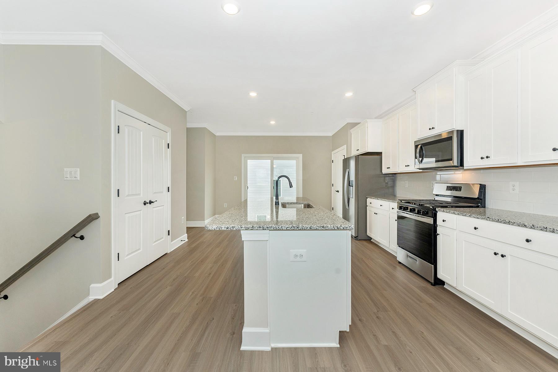 502 Iverson Road Waynesboro, PA 17268 - Photo 10 of 26 Kitchen with 42' Upper Cabinets & Crown Molding