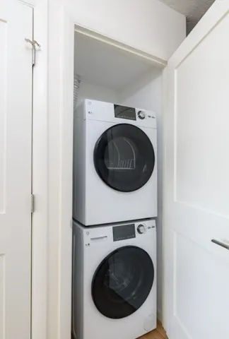 a close up view of a washer and dryer