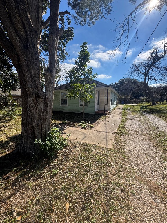 a view of a backyard