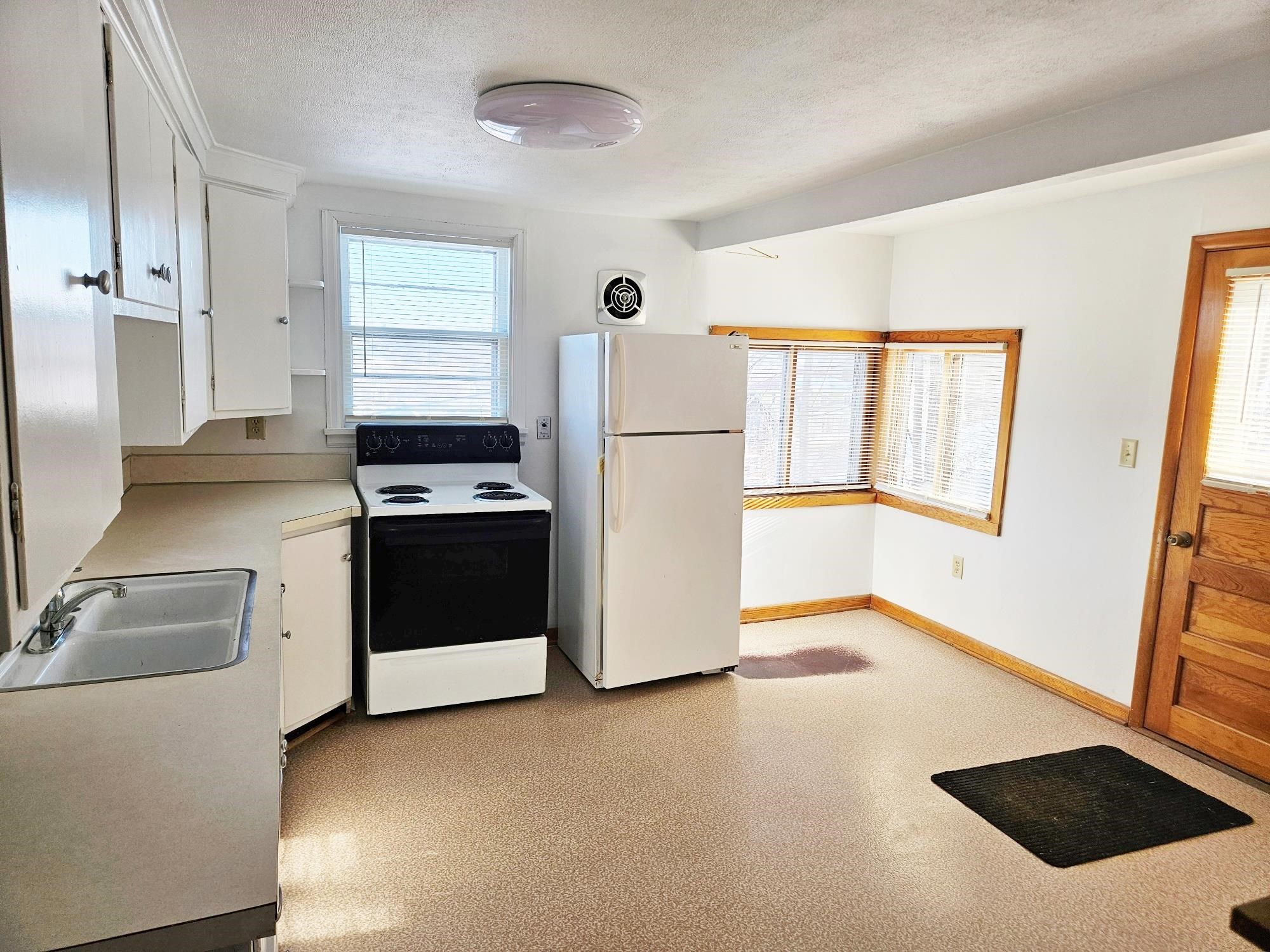 308 Academy Street Elroy, WI 53929 - Photo 5 of 20