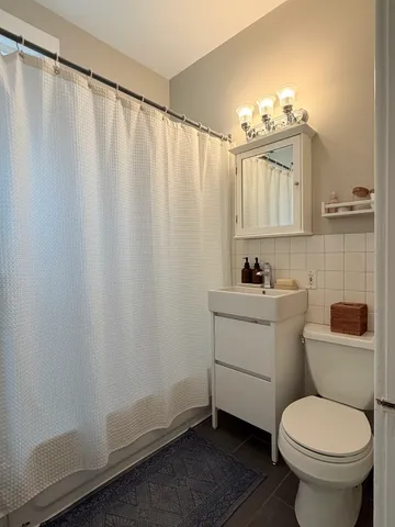 $3,200 | 3016 North Clifton Avenue, Unit 2, Chicago, IL 60657