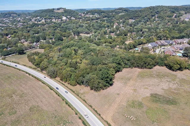 a view of yard with green space