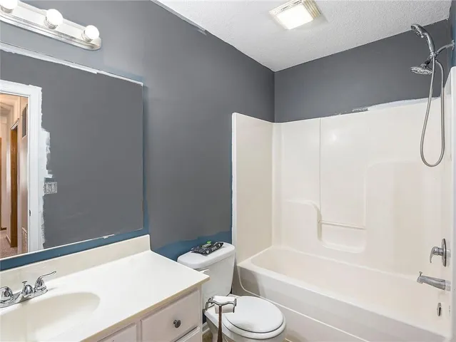 $325,000 | 32378 215 Street, Easton, KS 66020