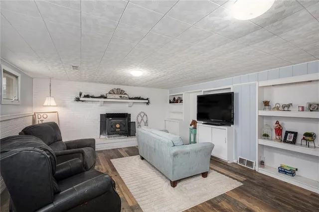 $325,000 | 32378 215 Street, Easton, KS 66020