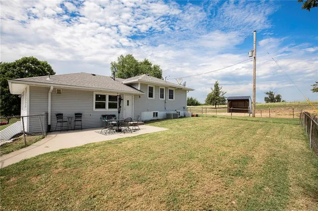 $325,000 | 32378 215 Street, Easton, KS 66020