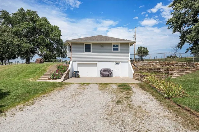 $325,000 | 32378 215 Street, Easton, KS 66020